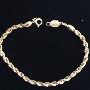 Napier Vintage Gold Bracelet. Looks new and bright